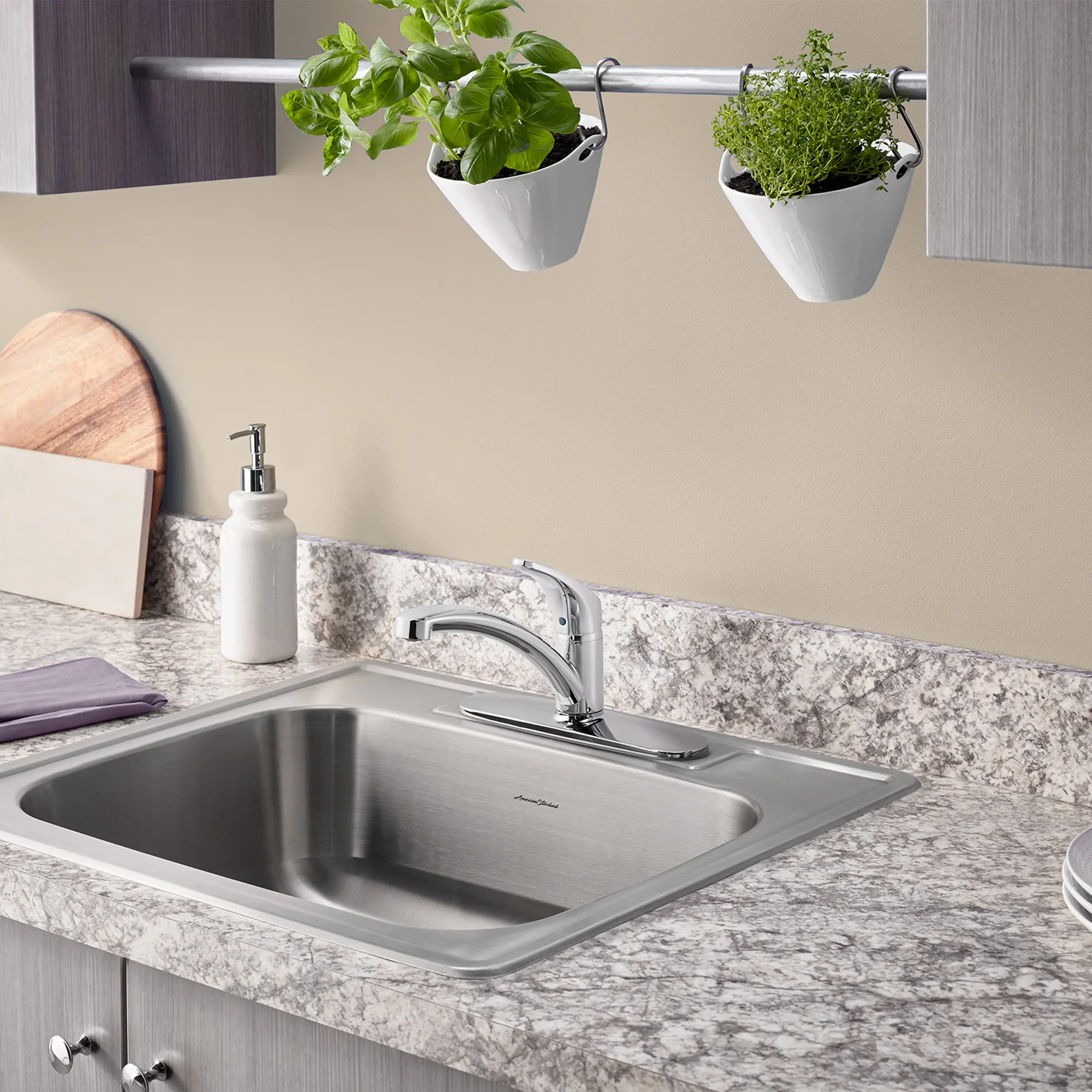 Colony® PRO Single-Handle Kitchen Faucet 1.5 gpm/5.7 L/min - Image 8