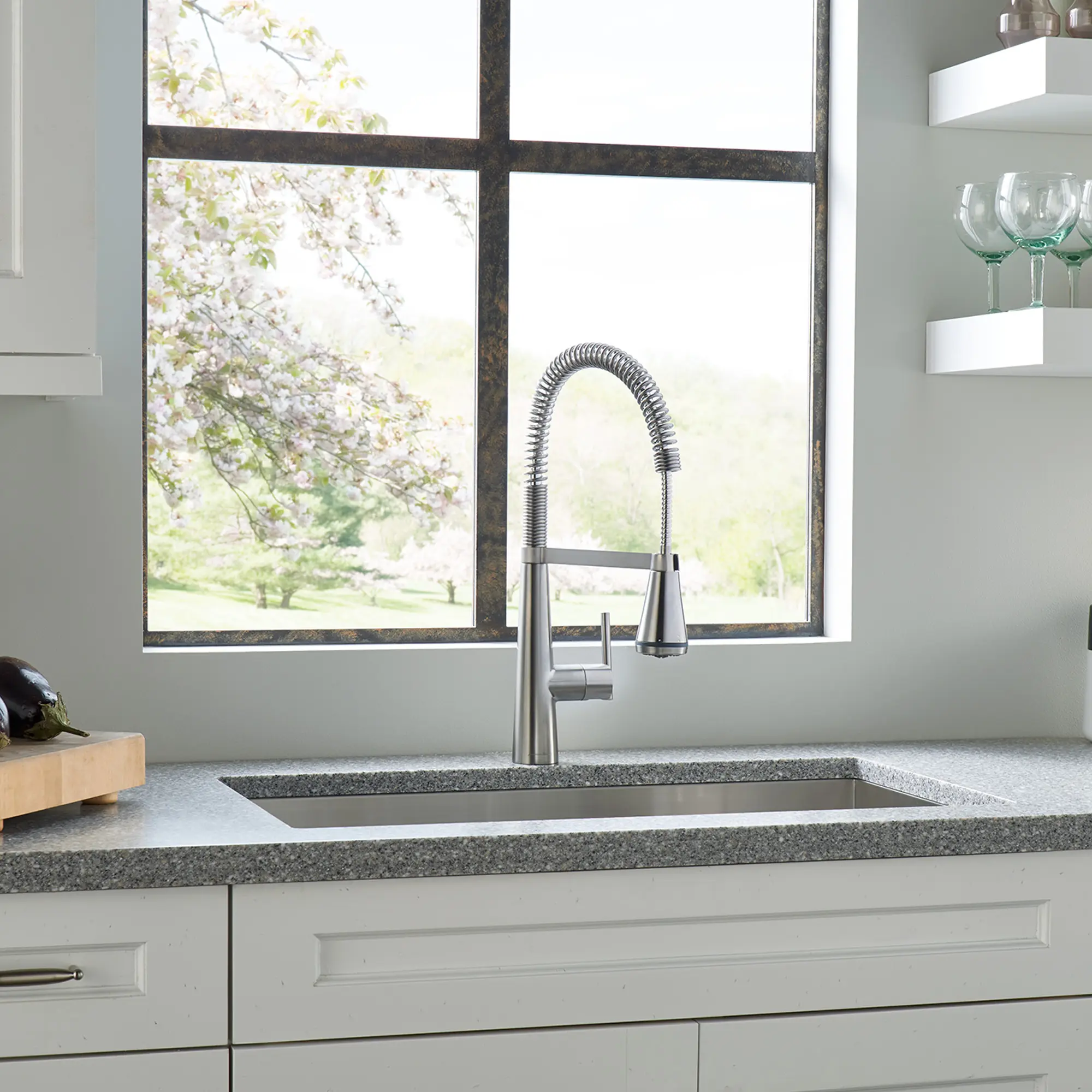 Edgewater® Single-Handle Semi-Pro Multi Spray Kitchen Faucet 1.5 gpm/5.7 L/min - Image 40