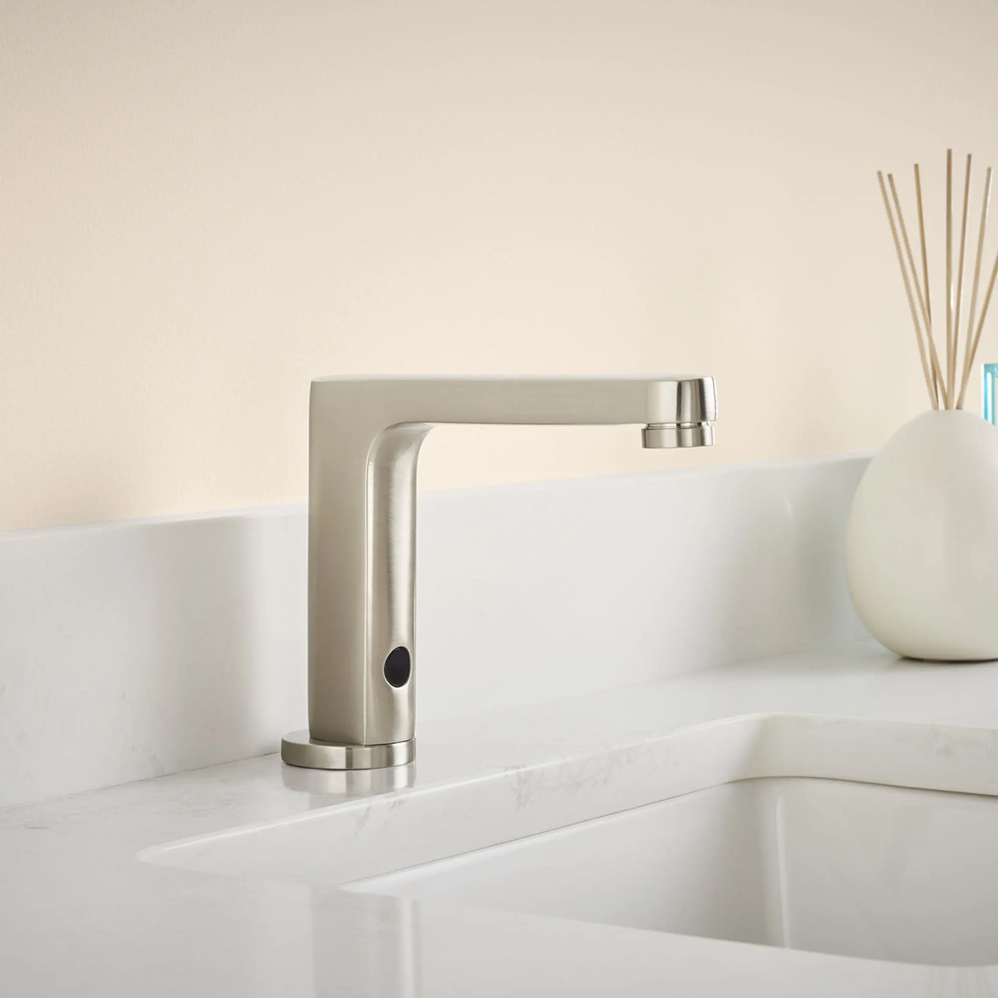 Moments® Selectronic® Touchless Faucet, Battery-Powered, 1.5 gpm/5.7 Lpm - Image 5