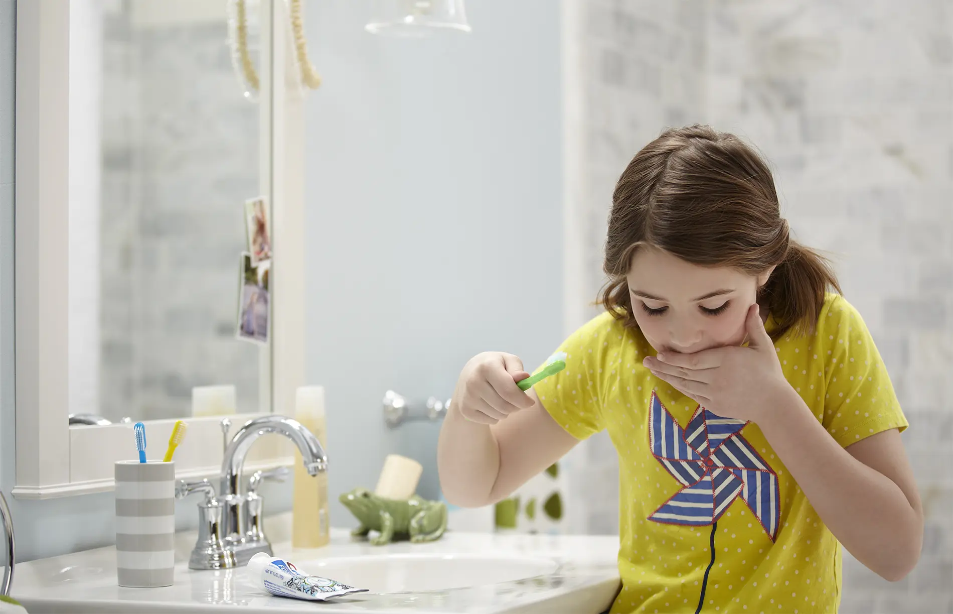 Portsmouth 4-In. Centerset 2-Handle Crescent Spout Bathroom Faucet 1.2 GPM with Lever Handles - Image 4