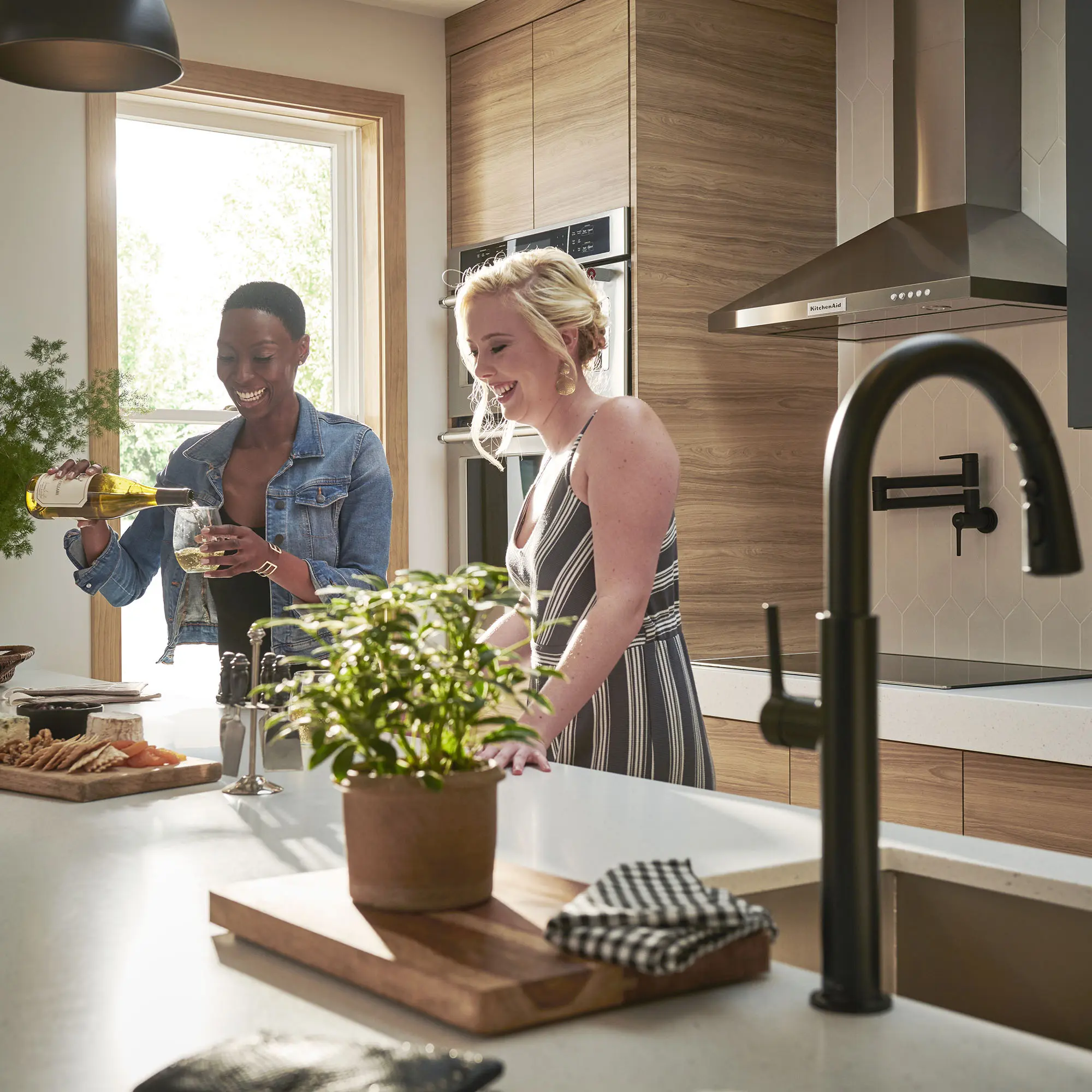 Studio® S Pull-Down Dual Spray Kitchen Faucet 1.5 gpm/5.7 L/min - Image 70