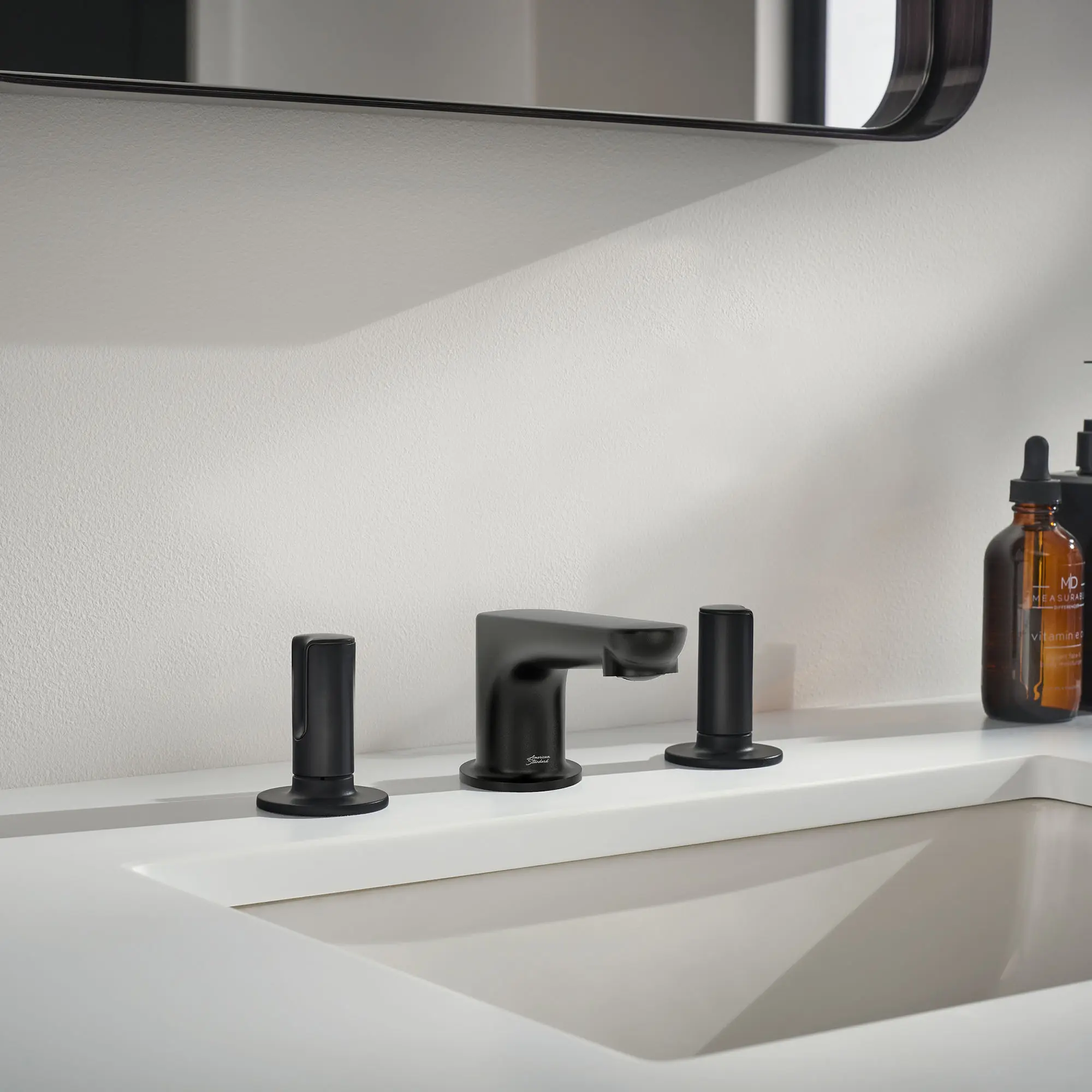Studio® S Widespread Low Spout 2-Handle Bathroom Faucet 1.2 gpm/4.5 L/min With Knob Handles - Image 4