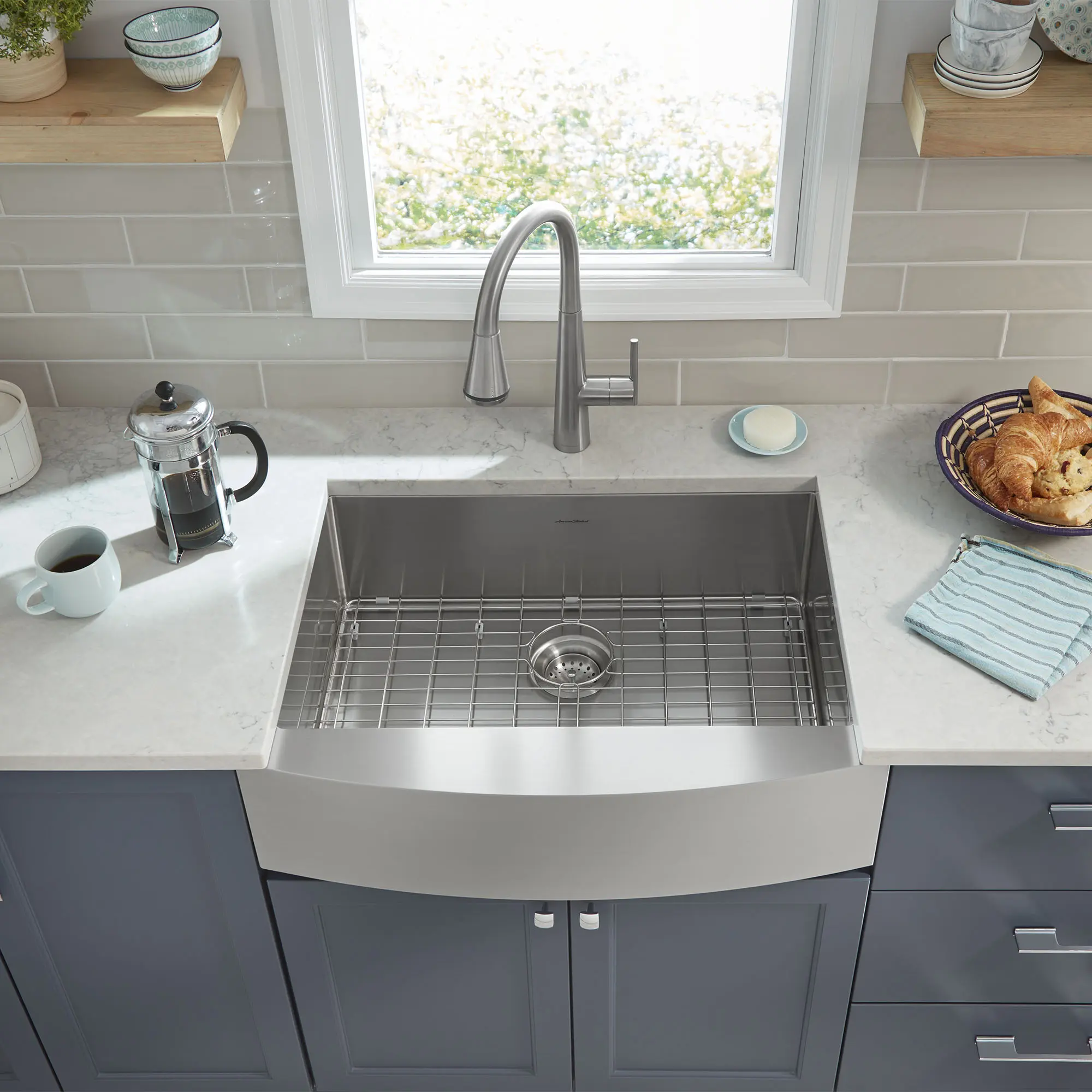 Suffolk® 30 x 22-Inch Stainless Steel Undermount Single-Bowl Apron Front/Farmhouse Residential Kitchen Sink with Grid - Image 5