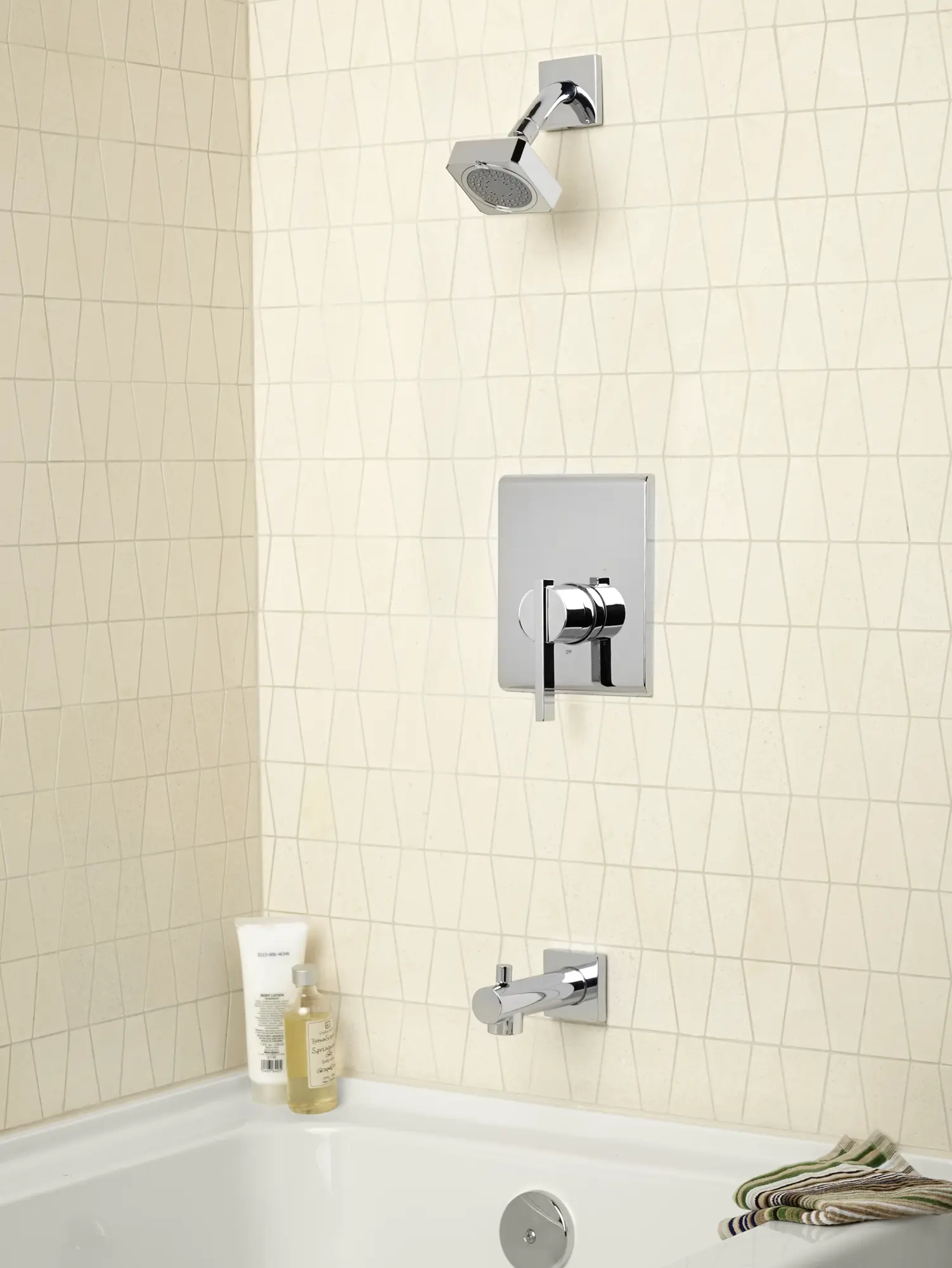 Times Square® 1.75 gpm/6.6 L/min Tub and Shower Trim Kit With Water-Saving Showerhead, Double Ceramic Pressure Balance Cartridge With Lever Handle - Image 4